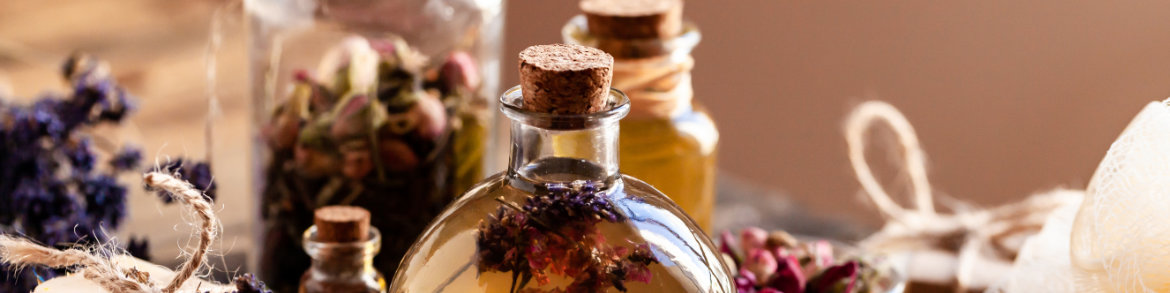 Mit Kräutern aromatisierte Öle für Aromatherapie